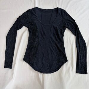 Lululemon Fitted Size 6 Black Animal Print Dark Blue Long Sleeve Women's Top